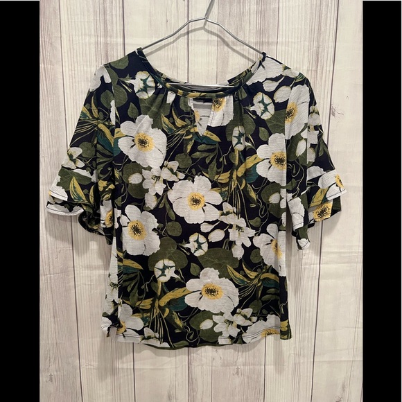 NEW YORK & COMPANY short sleeve  flower top / size M - Picture 1 of 4
